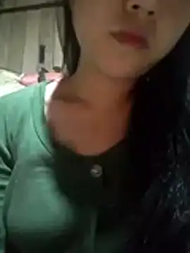 Quynhsumon online show from 10-31-25, 01:01