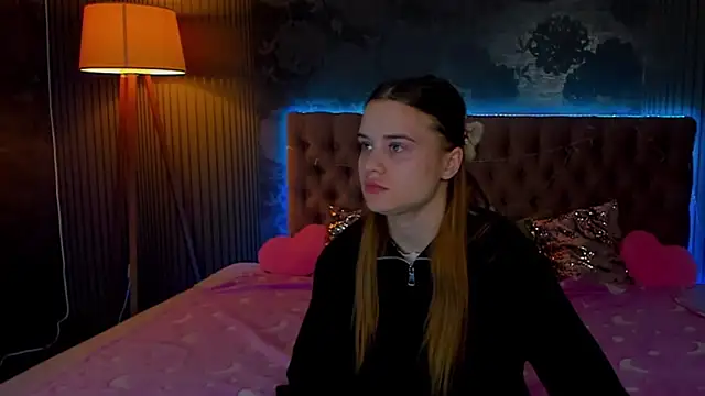 LuisaClover online show from 11-28-25, 01:25