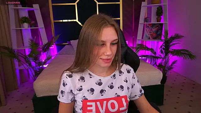 Snapshot of HeyEmilly chatting on 10-22-25, 07:13 HeyEmilly online show from 10-22-25, 07:13