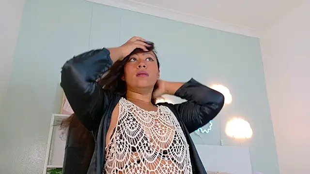 SeleneGibson   online show from 11-18-25, 07:18