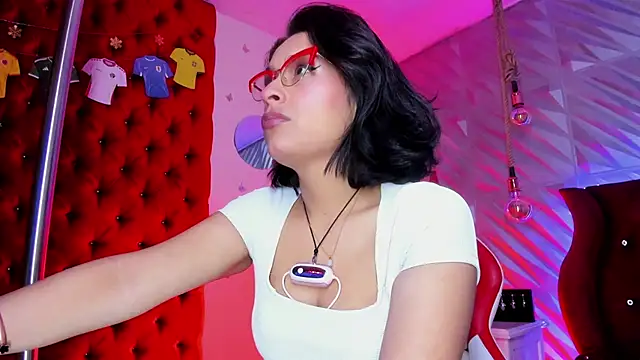 Snapshot of Roxanne_Han chatting on 06-18-26, 12:42 Roxanne Han online show from 06-18-26, 12:42
