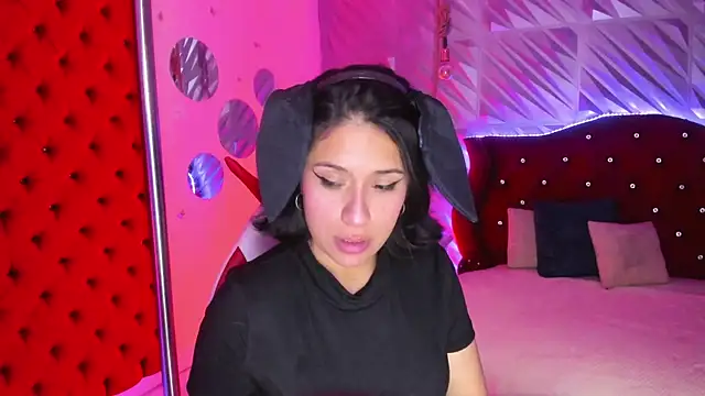 Snapshot of Roxanne_Han chatting on 07-17-26, 12:34 Roxanne Han online show from 07-17-26, 12:34