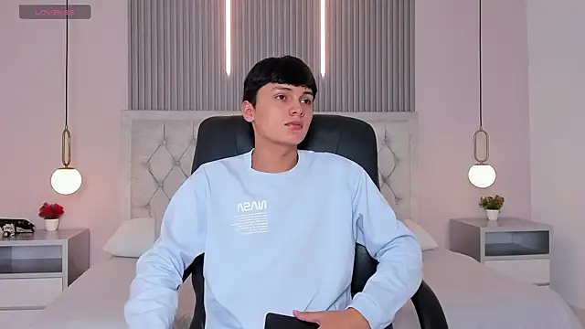 Maxii18  online show from 12-17-25, 06:25