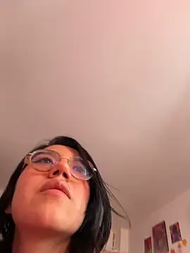 Snapshot of violetbunnyy1 chatting on 11-15-25, 04:14 violetbunnyy1 online show from 11-15-25, 04:14