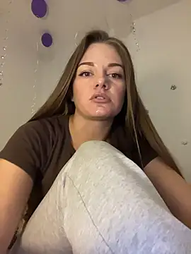 EllaMoonlight online show from 10-28-25, 04:20