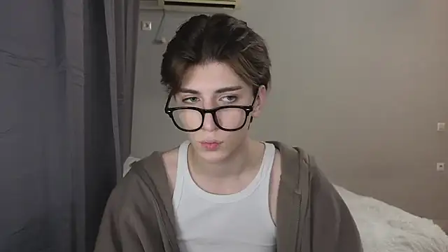 Oliver star boy  online show from 10-25-25, 04:35