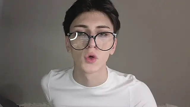 Oliver star boy  online show from 11-21-25, 12:26