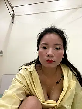 Bee Yellow00 online show from 10-29-25, 05:10