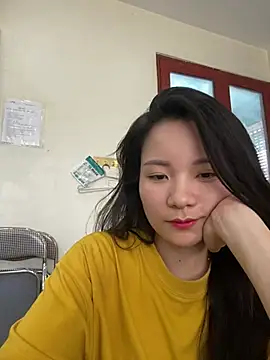 Snapshot of Bee_Yellow00 chatting on 06-13-26, 04:32 Bee Yellow00 online show from 06-13-26, 04:32