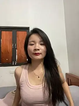 Snapshot of Bee_Yellow00 chatting on 06-17-26, 03:53 Bee Yellow00 online show from 06-17-26, 03:53