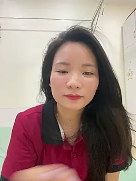 Snapshot of Bee_Yellow00 chatting on 06-19-26, 07:34 Bee Yellow00 online show from 06-19-26, 07:34