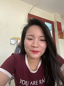 Snapshot of Bee_Yellow00 chatting on 06-23-26, 04:54 Bee Yellow00 online show from 06-23-26, 04:54