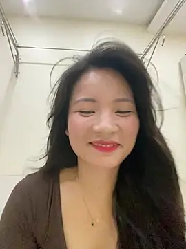 Snapshot of Bee_Yellow00 chatting on 07-17-26, 05:14 Bee Yellow00 online show from 07-17-26, 05:14