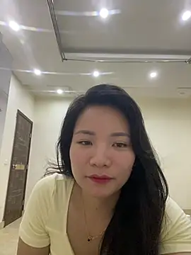 Snapshot of Bee_Yellow00 chatting on 07-19-26, 12:25 Bee Yellow00 online show from 07-19-26, 12:25