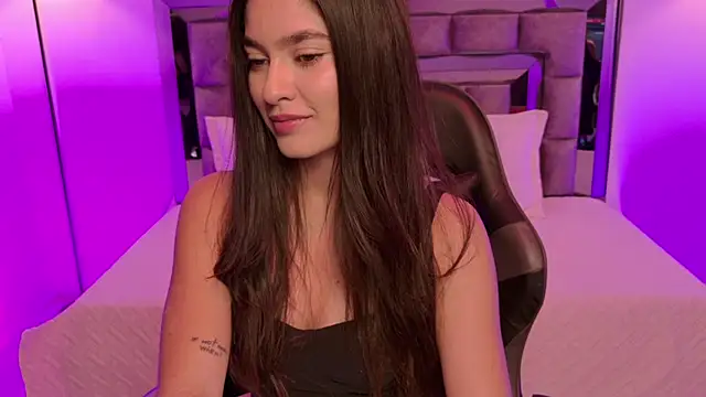 Snapshot of Bella_Clark2 chatting on 11-06-25, 03:51 Bella Clark2 online show from 11-06-25, 03:51