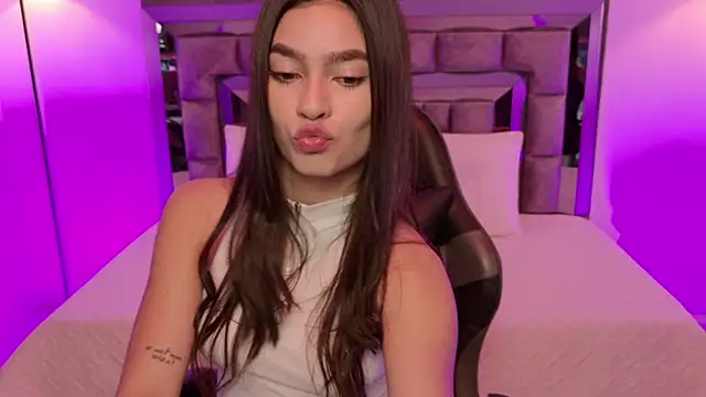 Snapshot of Bella_Clark2 chatting on 11-13-25, 04:55 Bella Clark2 online show from 11-13-25, 04:55