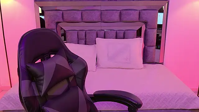 Snapshot of Bella_Clark2 chatting on 11-29-25, 04:15 Bella Clark2 online show from 11-29-25, 04:15