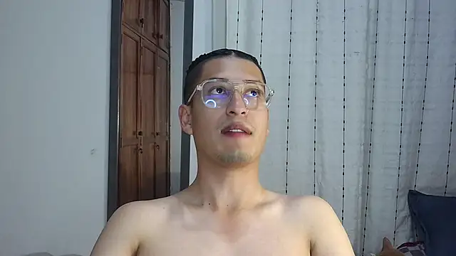 estebaaan    online show from 10-29-25, 04:04