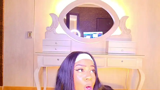 Snapshot of loana_vegas chatting on 06-19-26, 04:11 loana vegas online show from 06-19-26, 04:11