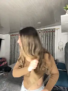 Snapshot of sarah_honey__ chatting on 10-28-25, 10:52 sarah honey   online show from 10-28-25, 10:52