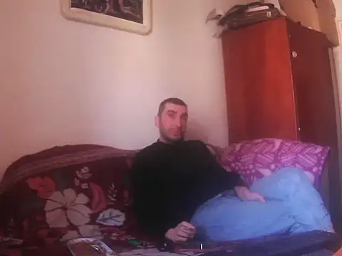 Snapshot of alin42xx chatting on 11-07-25, 08:36 alin42xx online show from 11-07-25, 08:36