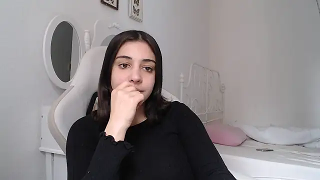 Snapshot of bellefleurrr chatting on 04-19-26, 01:43 bellefleurrr online show from 04-19-26, 01:43