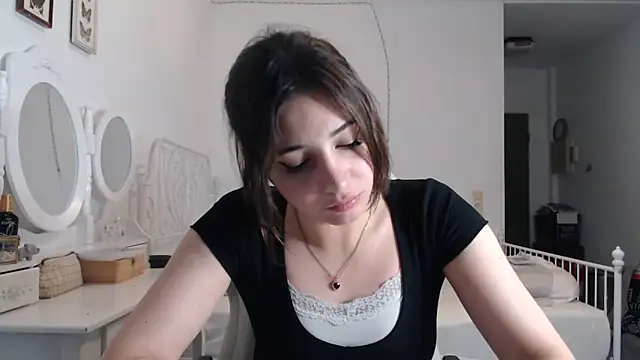 Snapshot of bellefleurrr chatting on 06-18-26, 12:33 bellefleurrr online show from 06-18-26, 12:33