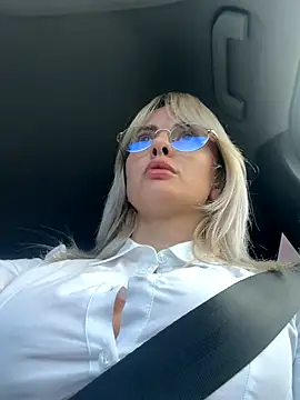 Snapshot of blondegirlx chatting on 10-28-25, 11:36 blondegirlx online show from 10-28-25, 11:36