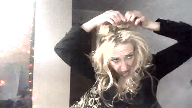 Snapshot of LilaniLoverx chatting on 11-17-25, 01:28 LilaniLoverx online show from 11-17-25, 01:28