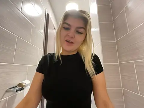Snapshot of rosie-hipstergal chatting on 01-18-26, 02:43 rosie-hipstergal online show from 01-18-26, 02:43