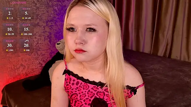 Snapshot of VivieSunn chatting on 06-13-26, 03:43 VivieSunn online show from 06-13-26, 03:43