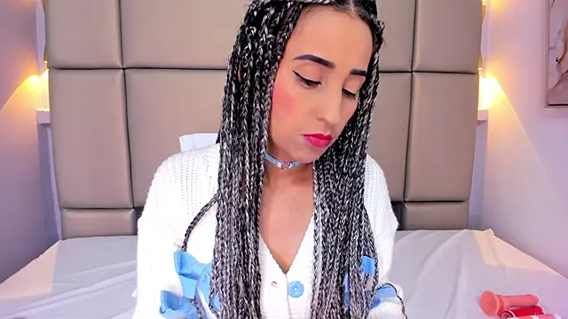 violett rabbit  online show from 11-29-25, 12:30