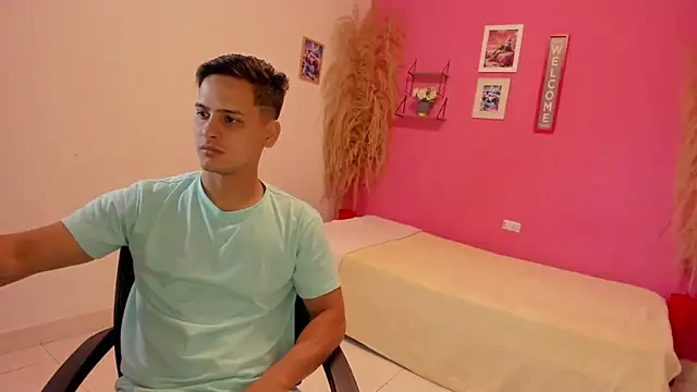 Snapshot of elmasmas01 chatting on 10-25-25, 11:10 elmasmas01 online show from 10-25-25, 11:10