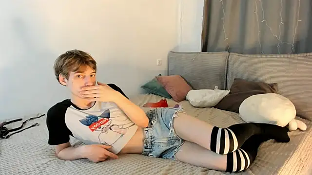 AvenGlow online show from 04-15-26, 05:25