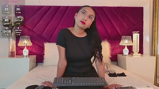 Snapshot of MiahDiRose chatting on 10-30-25, 12:39 MiahDiRose online show from 10-30-25, 12:39