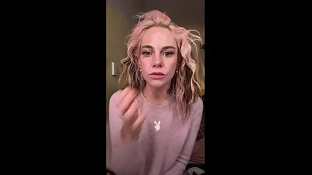 Snapshot of roxiebaby chatting on 10-27-25, 01:53 roxiebaby online show from 10-27-25, 01:53