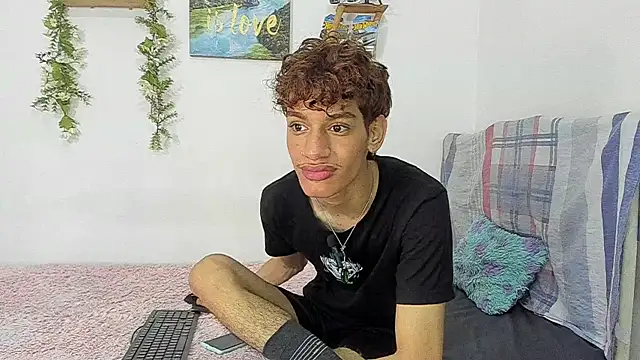 Snapshot of Augustvalen chatting on 11-05-25, 12:32 Augustvalen online show from 11-05-25, 12:32