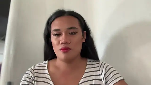 Snapshot of untouchable_mia chatting on 11-04-25, 01:27 untouchable mia online show from 11-04-25, 01:27