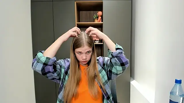 LuciaTiell online show from 10-28-25, 08:40