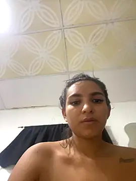 Snapshot of zui_luu chatting on 11-18-25, 10:41 zui luu online show from 11-18-25, 10:41