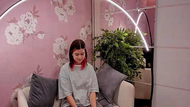 Snapshot of SharieTenuta chatting on 11-01-25, 11:34 SharieTenuta online show from 11-01-25, 11:34