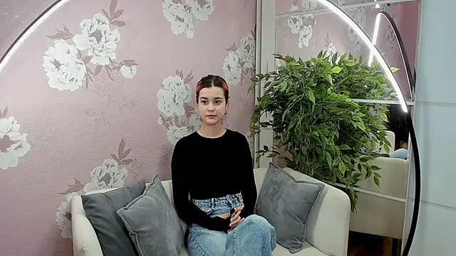 Snapshot of SharieTenuta chatting on 11-03-25, 09:43 SharieTenuta online show from 11-03-25, 09:43