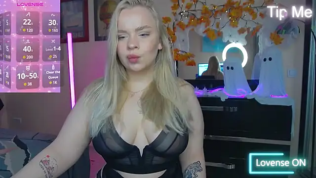 Snapshot of LisaCandy1 chatting on 10-31-25, 08:04 LisaCandy1 online show from 10-31-25, 08:04