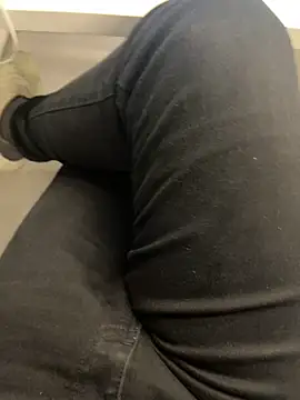 Snapshot of LeoBlaze13 chatting on 12-18-25, 12:06 LeoBlaze13 online show from 12-18-25, 12:06