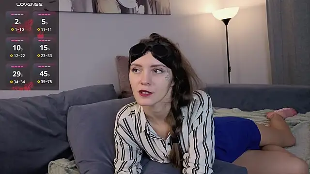 Snapshot of LauraYoungg chatting on 10-31-25, 07:37 LauraYoungg online show from 10-31-25, 07:37