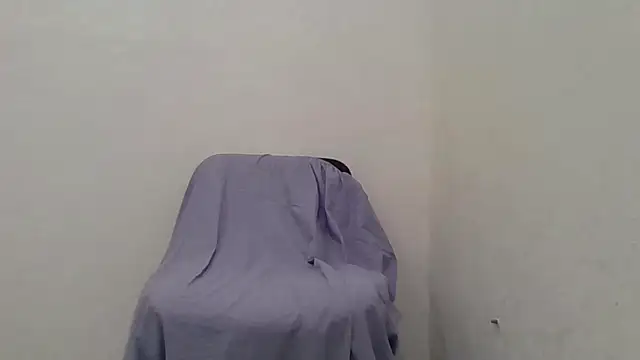 Snapshot of Little_Milf_5 chatting on 11-14-25, 06:39 Little Milf 5 online show from 11-14-25, 06:39