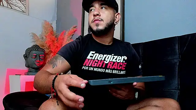 Snapshot of MarcusConnor chatting on 11-12-25, 01:55 MarcusConnor online show from 11-12-25, 01:55