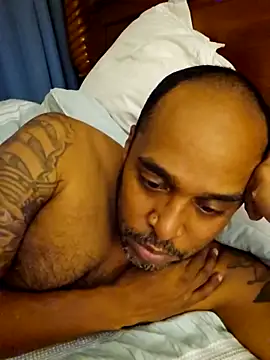 Snapshot of TraddyZaddy chatting on 10-31-25, 03:51 TraddyZaddy online show from 10-31-25, 03:51