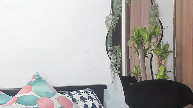 Snapshot of MailynAndNick chatting on 02-20-26, 01:44 MailynAndNick online show from 02-20-26, 01:44