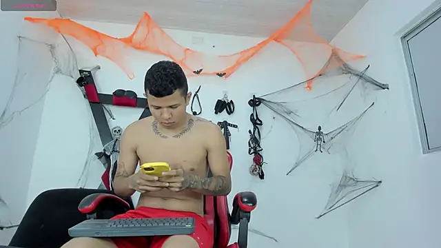 Snapshot of Steven19_LatinBoy chatting on 10-31-25, 11:55 Steven19 LatinBoy online show from 10-31-25, 11:55